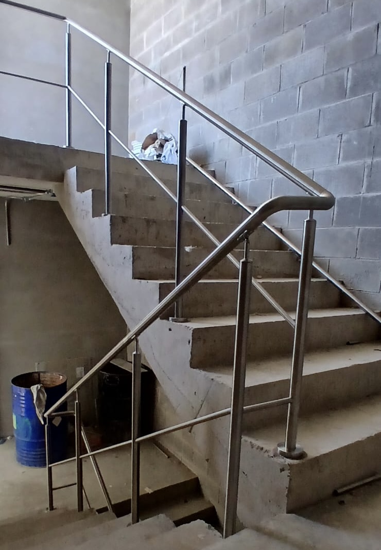 Escalera industrial en construcción
