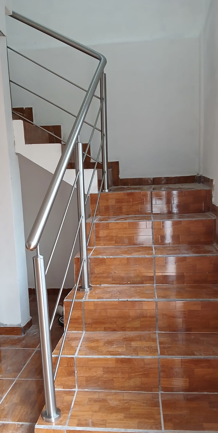 Escalera madera con cable railing