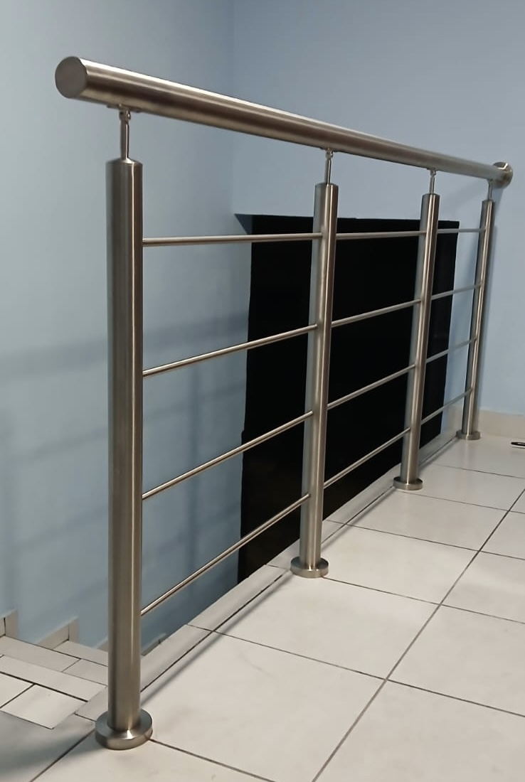 Barandal horizontal pared azul