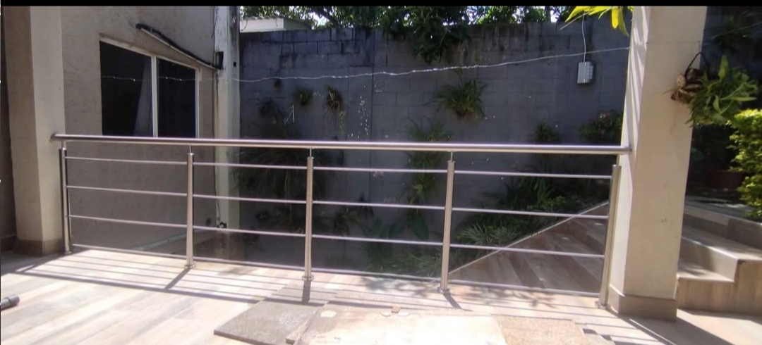 Barandal exterior con jardín
