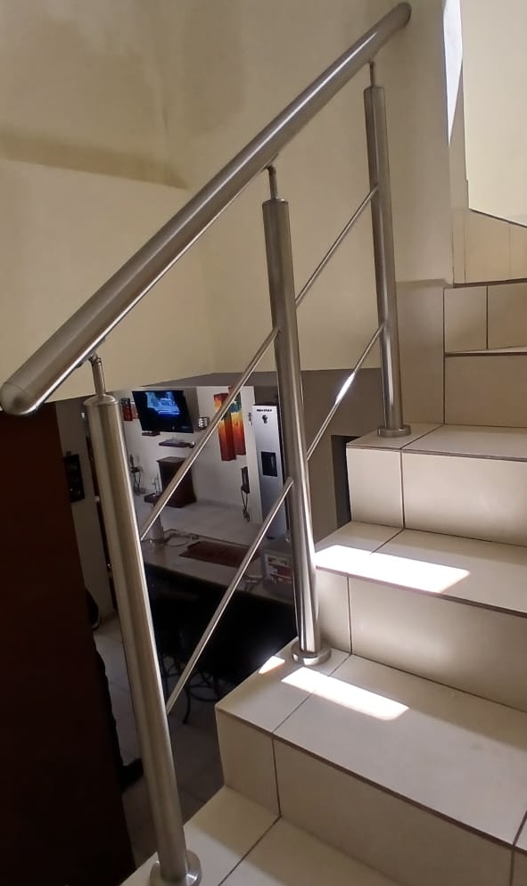 Escalera interior con cable railing